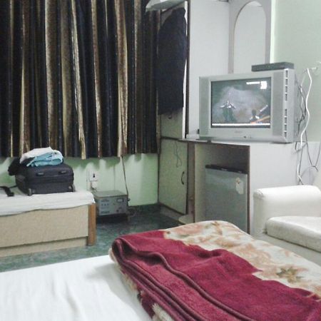 Hotel Woodland Deluxe Új-Delhi Kültér fotó