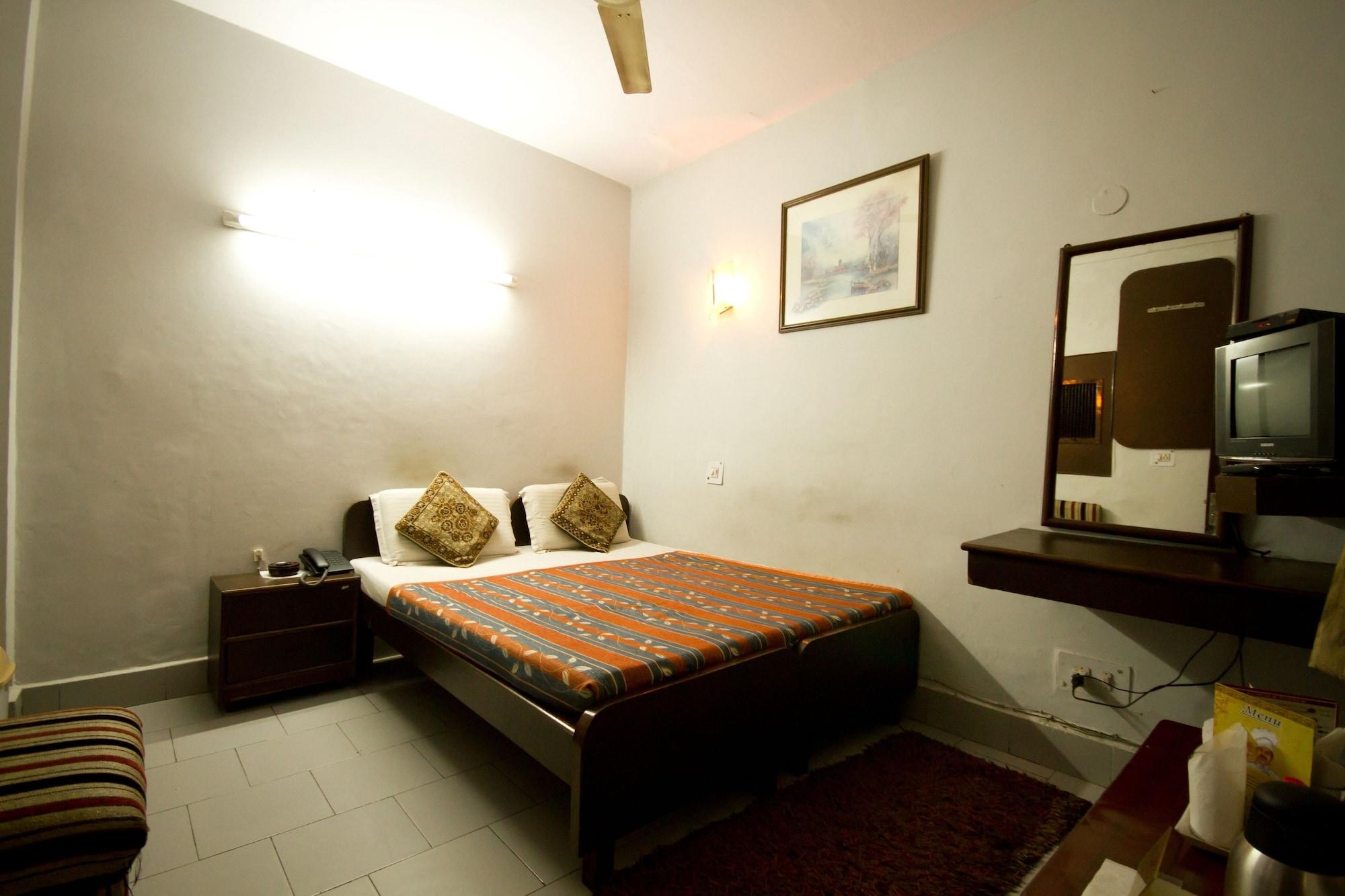 Hotel Woodland Deluxe Új-Delhi Kültér fotó