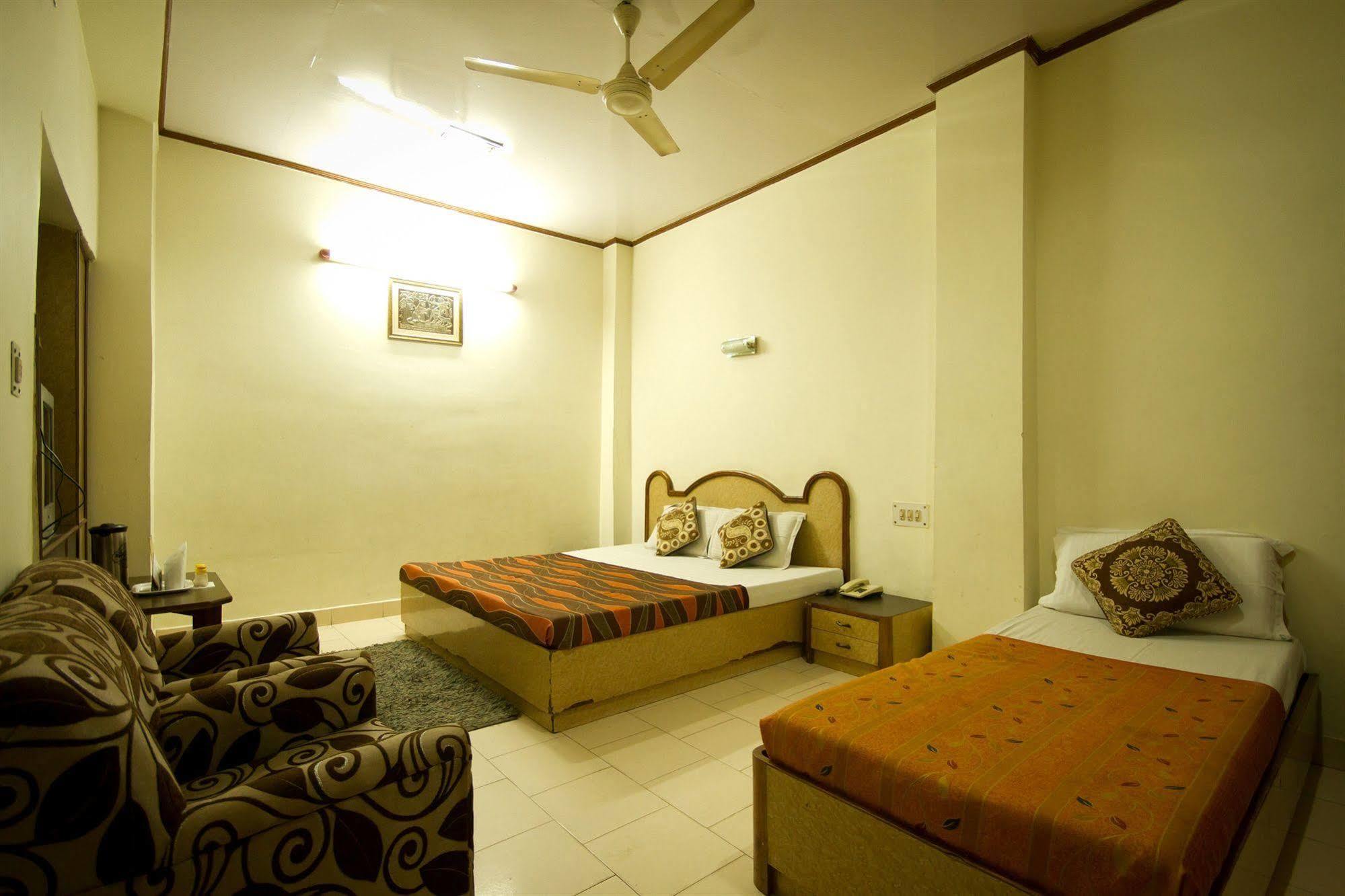 Hotel Woodland Deluxe Új-Delhi Kültér fotó