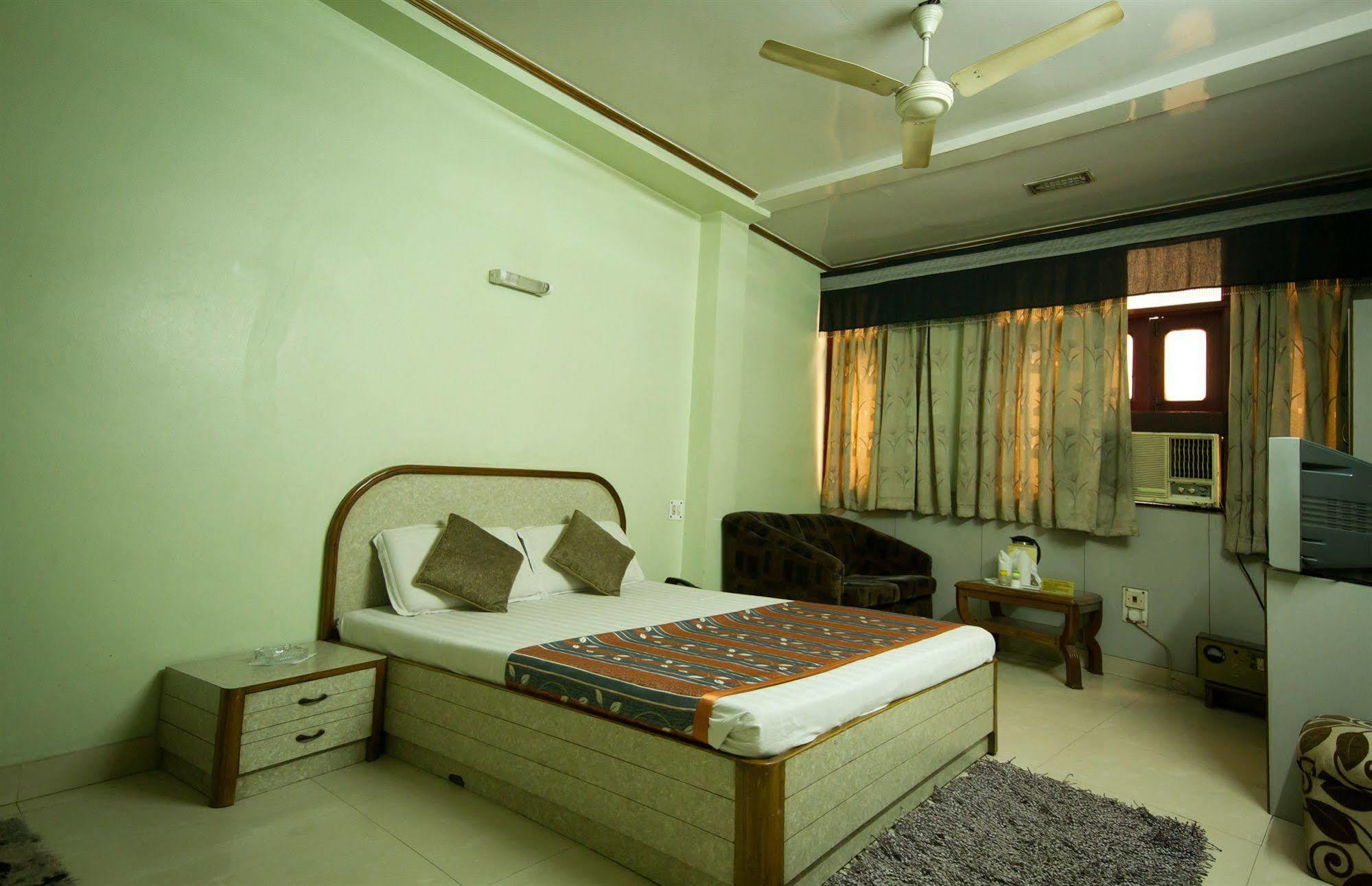 Hotel Woodland Deluxe Új-Delhi Kültér fotó
