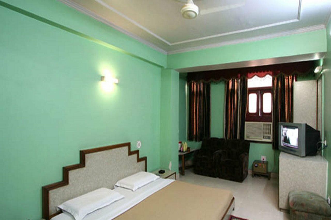 Hotel Woodland Deluxe Új-Delhi Kültér fotó